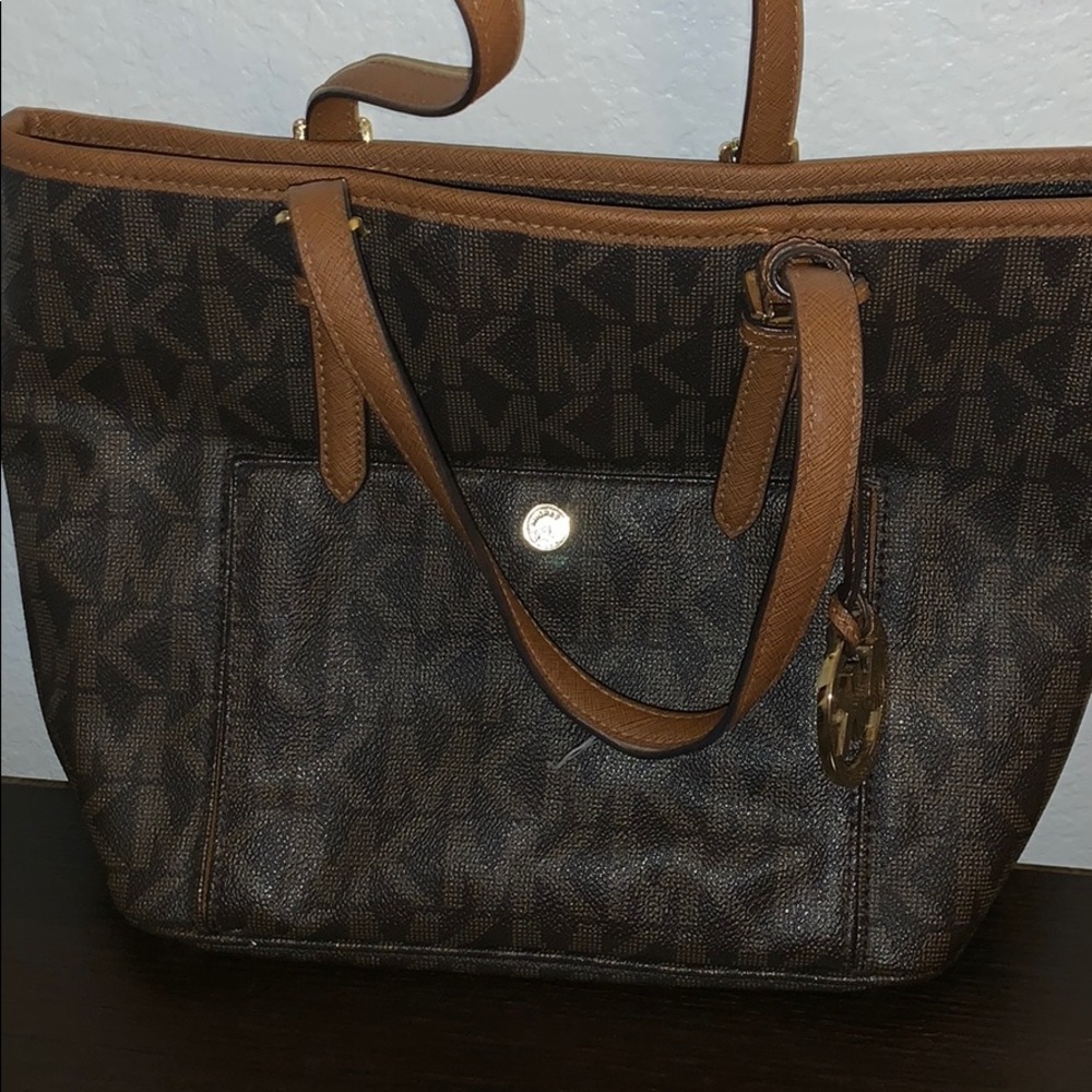 Micheal Kors tote slightly used but almost new.